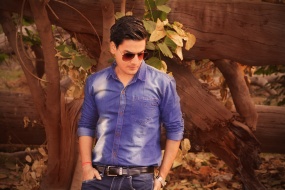 欧美牛仔衬衫墨镜帅哥图片